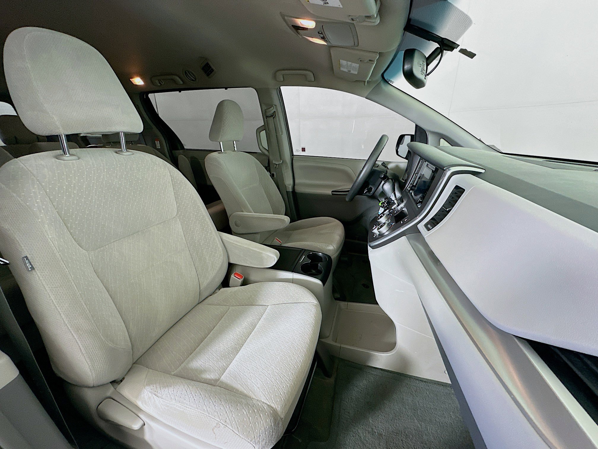 Used 2017 Toyota Sienna LE image 28