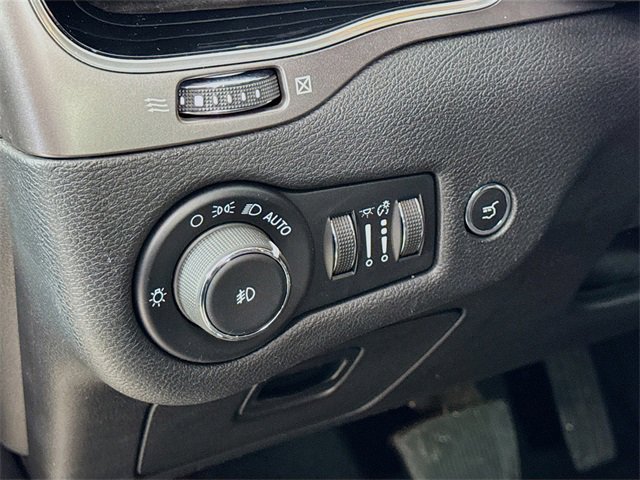 Used 2021 Jeep Cherokee Limited image 10