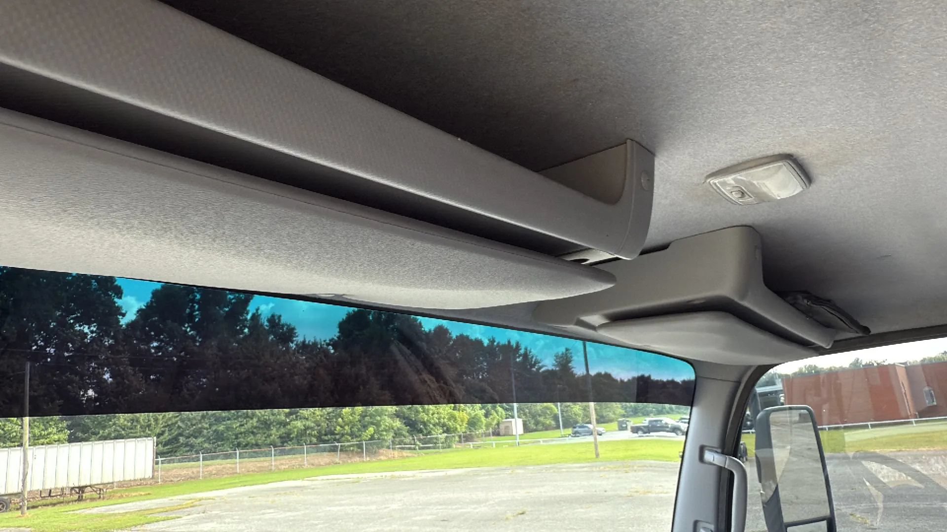 Used 2018 Isuzu NPR RWD image 21