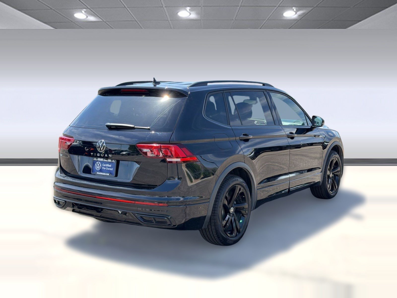 Used 2023 Volkswagen Tiguan SE R-Line FWD image 9