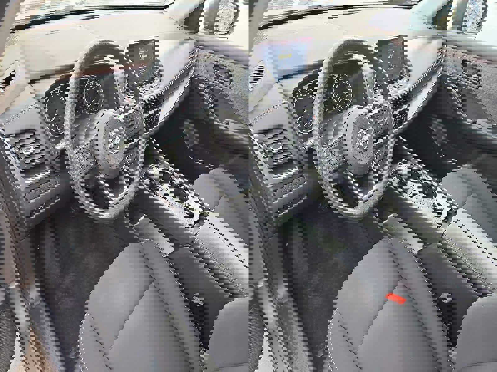 Used 2023 Nissan Rogue S image 2