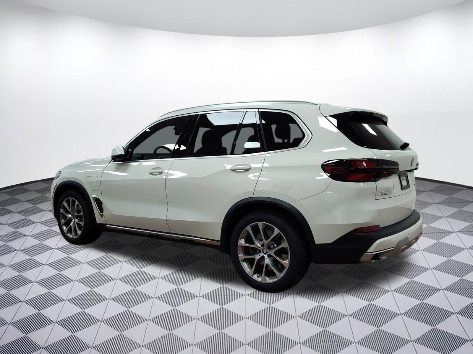 Used 2025 BMW X5 xDrive50e w/ Parking Assistance Package image 3