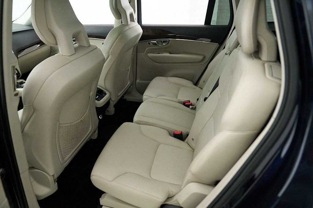 Used 2016 Volvo XC90 T6 Momentum w/ Momentum Plus Package AWD/4WD image 21