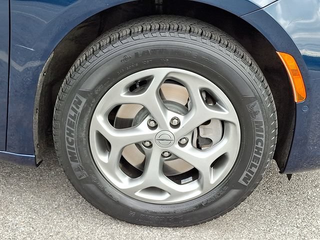 Used 2022 Chrysler Pacifica Limited AWD/4WD image 8