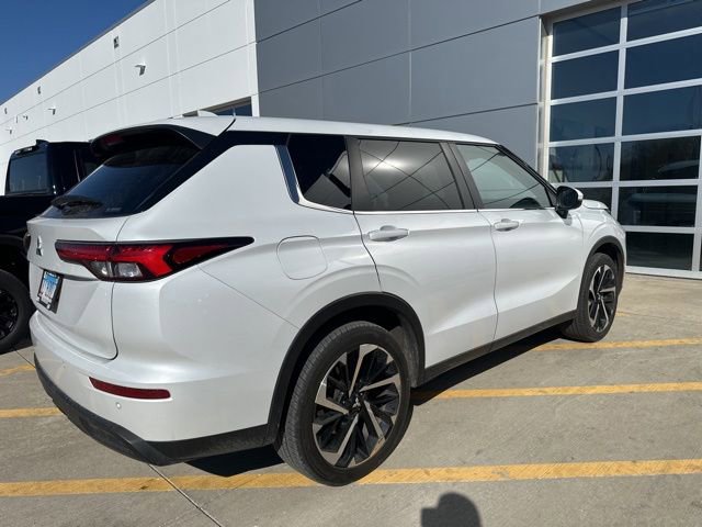 Used 2022 Mitsubishi Outlander ES image 3