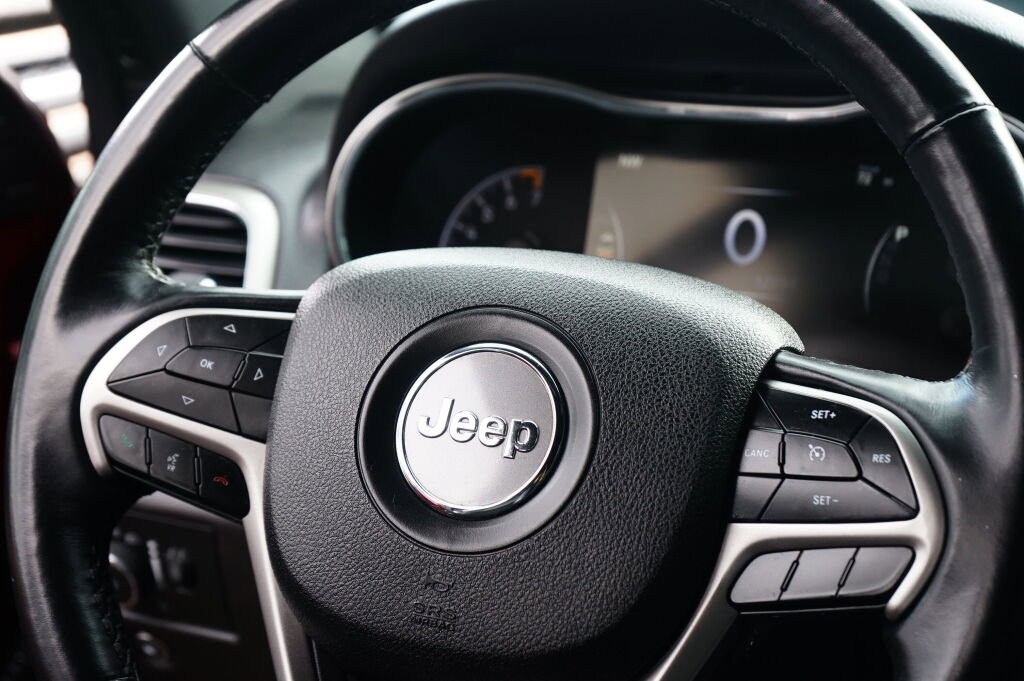 Used 2018 Jeep Grand Cherokee Altitude image 16