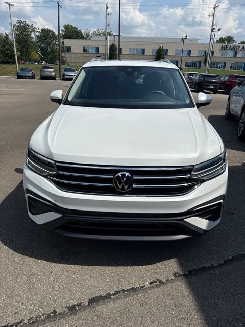 Used 2023 Volkswagen Tiguan SE w/ Panoramic Sunroof Package FWD image 7