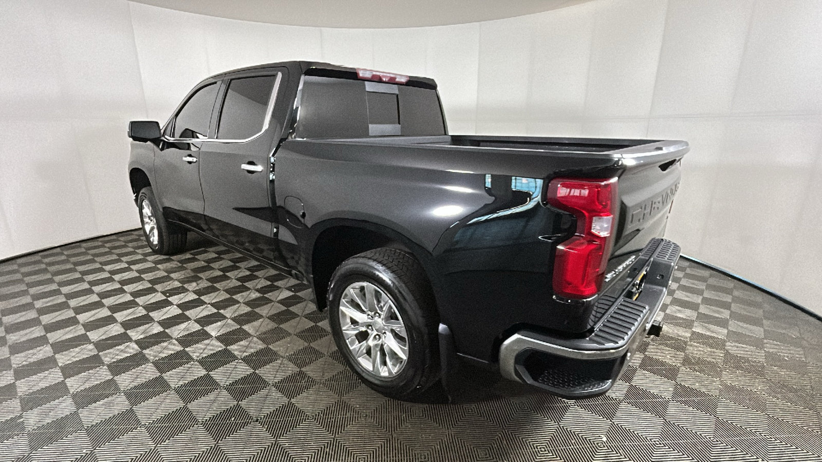 Used 2020 Chevrolet Silverado 1500 LTZ AWD/4WD image 5