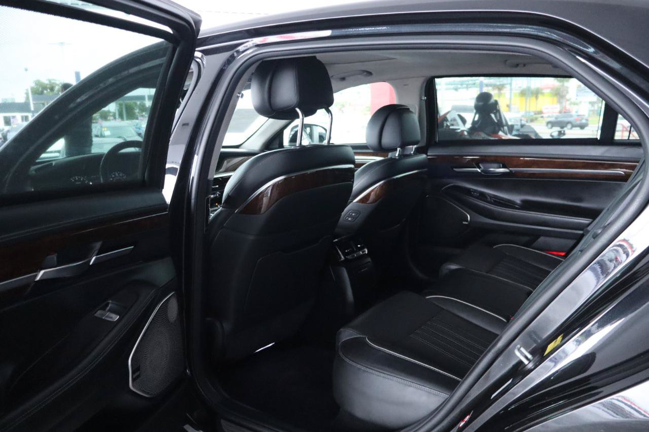 Used 2018 Genesis G90 3.3T Premium RWD image 31