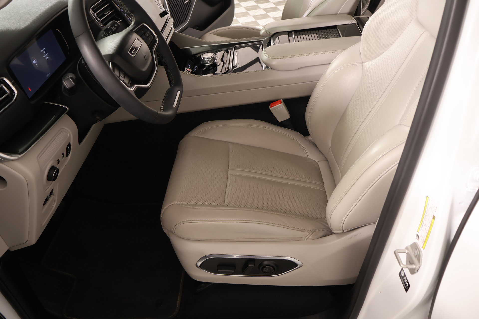 Used 2024 Jeep Wagoneer L 2WD image 12