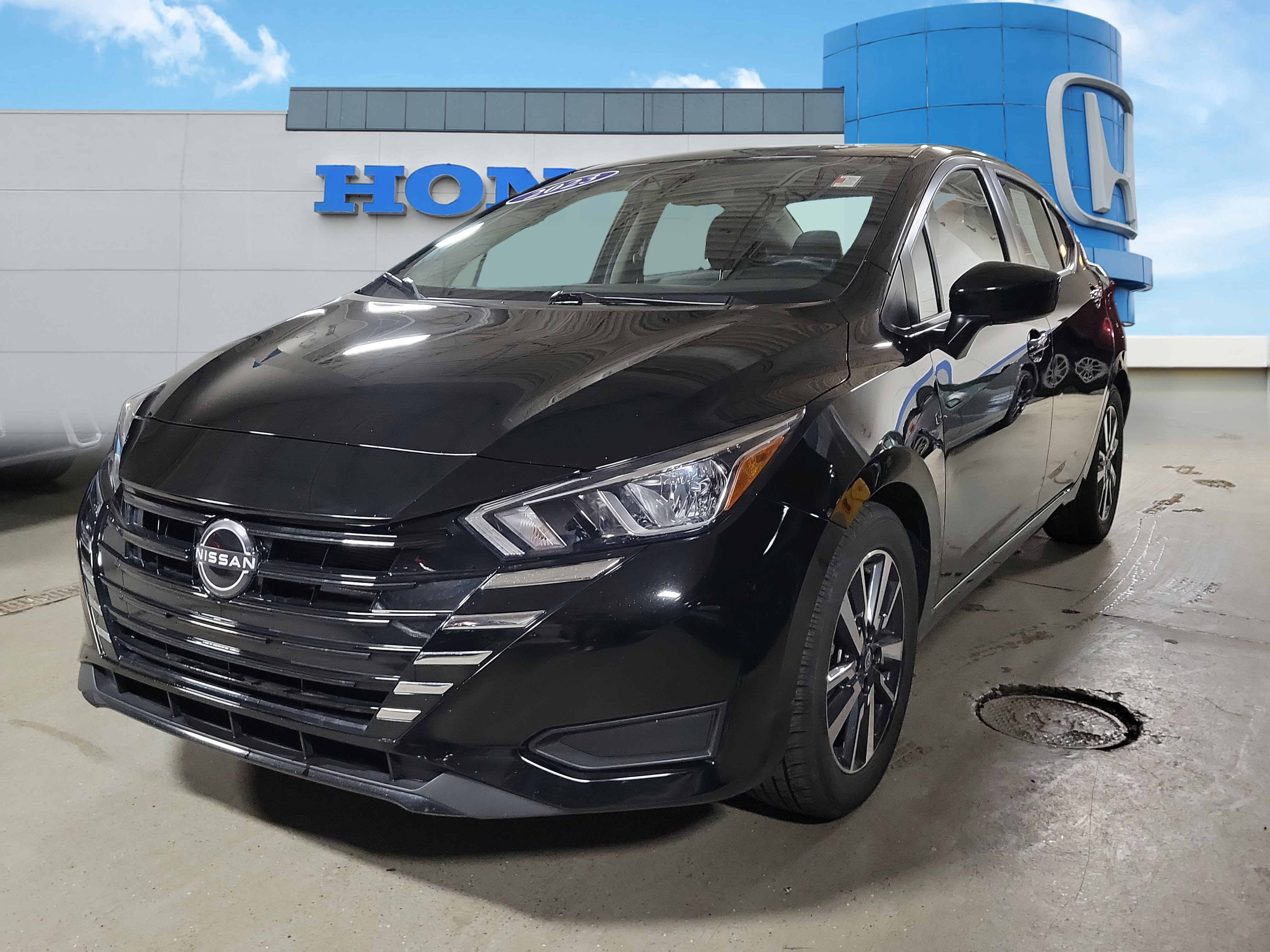 Used 2023 Nissan Versa SV image 2