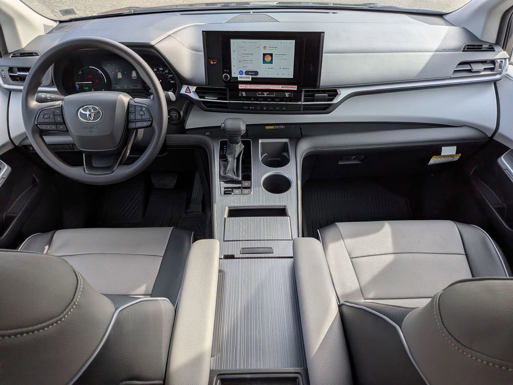Used 2025 Toyota Sienna LE w/ LE Plus Package image 22