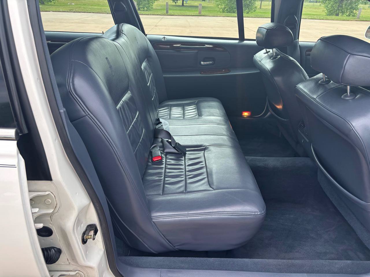 Used 1999 Lincoln Town Car Executive RWD image 9