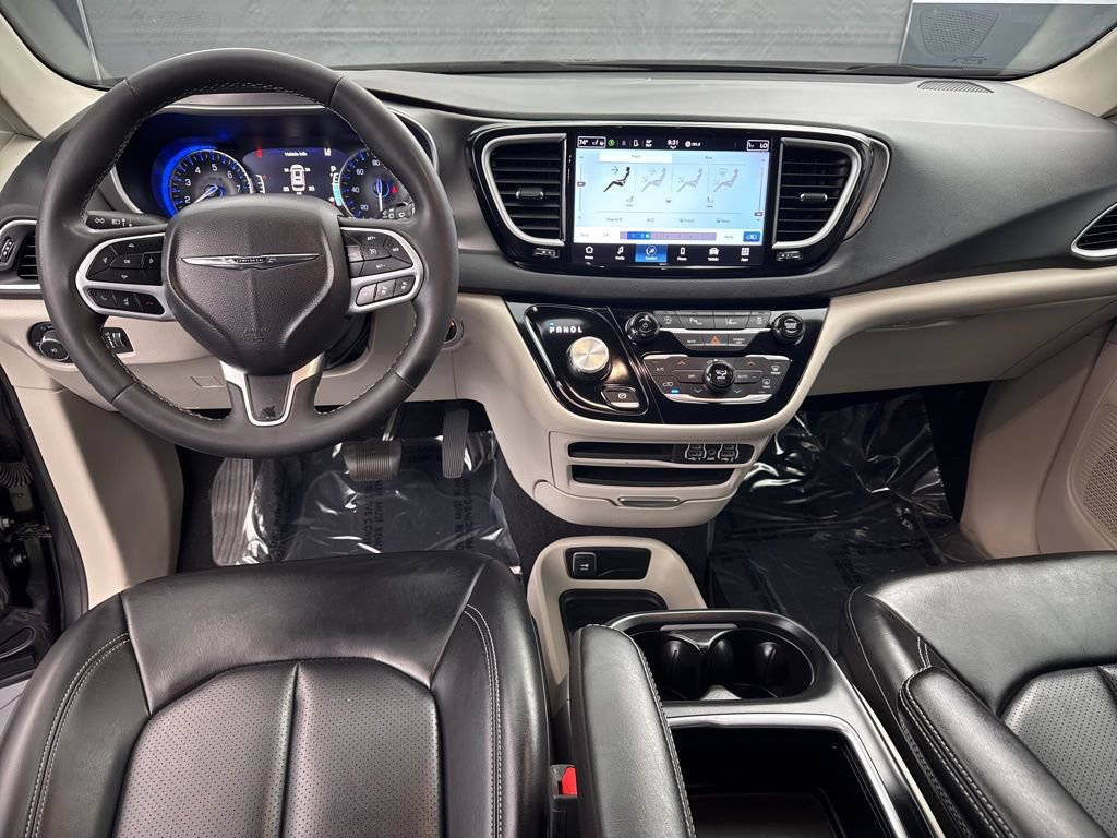 Used 2023 Chrysler Pacifica Touring-L FWD image 12