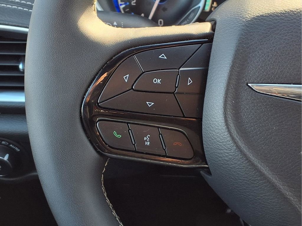 Used 2025 Chrysler Pacifica Limited FWD image 13
