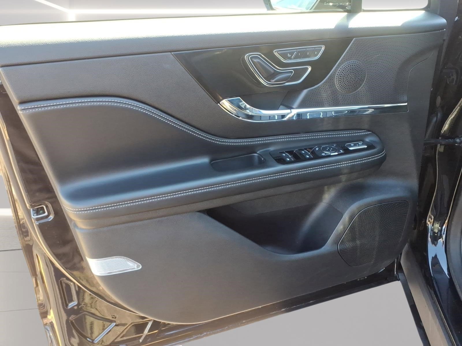 Certified 2023 Lincoln Corsair Reserve w/ Equipment Group 201A AWD/4WD image 8