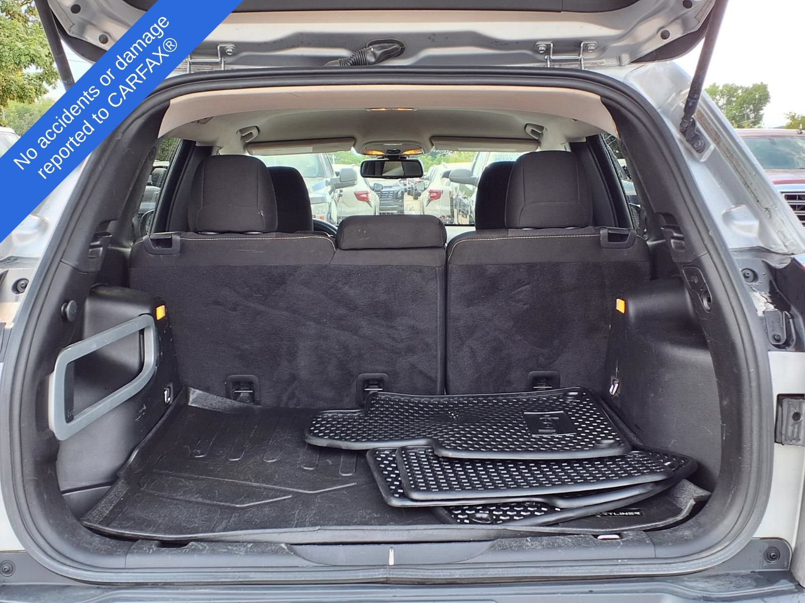 Used 2016 Jeep Cherokee Latitude w/ Cold Weather Group FWD image 11