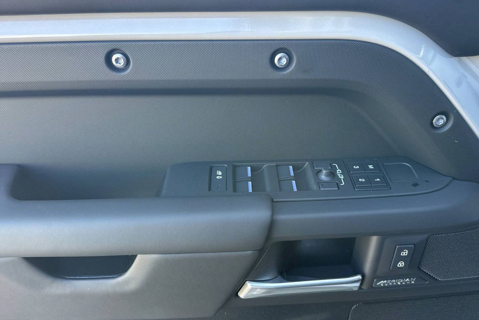 New 2026 Land Rover Defender 130 X-Dynamic SE image 15