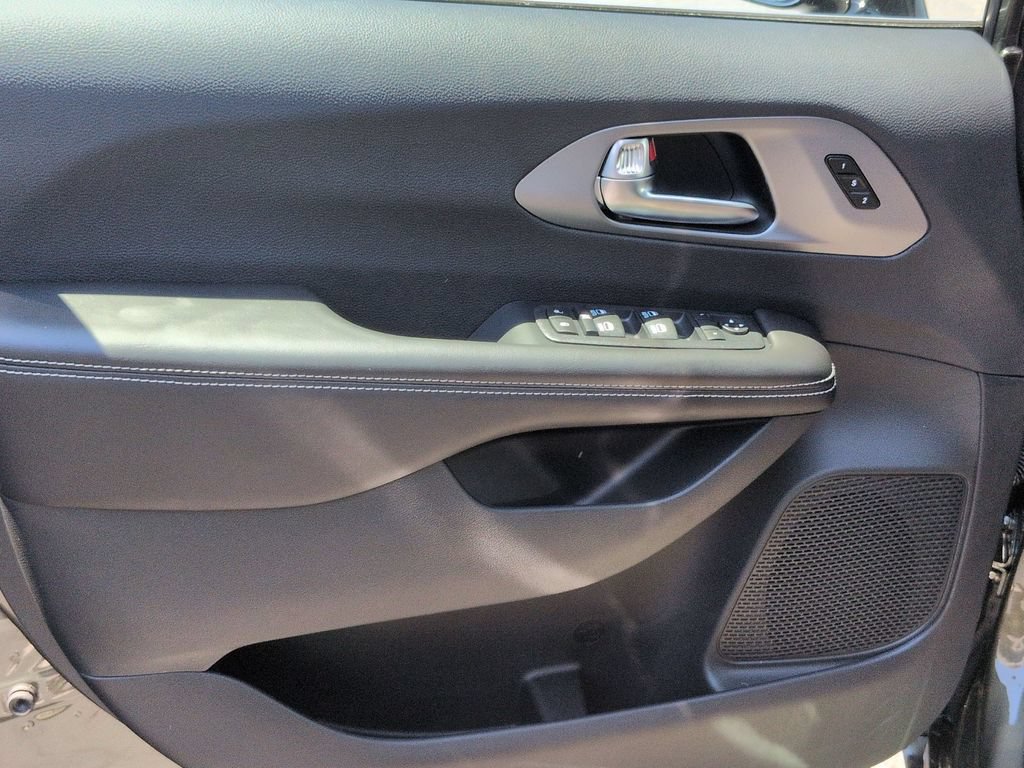 New 2027 Chrysler Pacifica Select FWD image 11