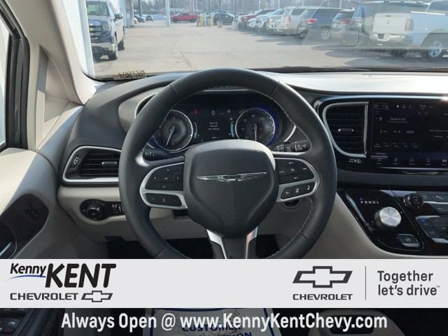 Used 2023 Chrysler Pacifica Touring-L image 21