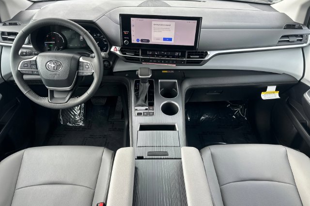 Certified 2026 Toyota Sienna XLE FWD image 17