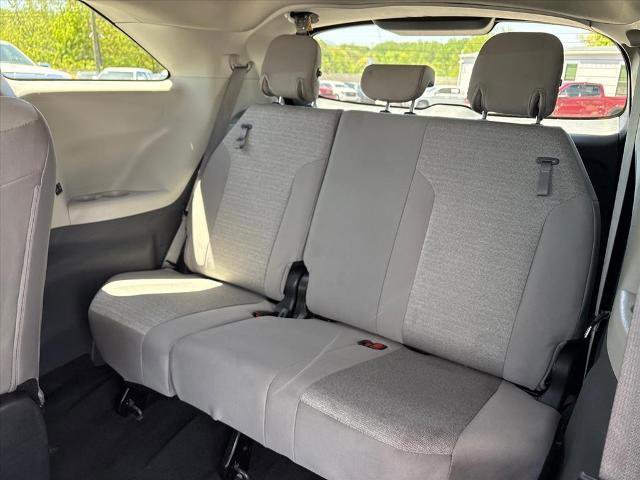 Used 2024 Toyota Sienna LE FWD image 9