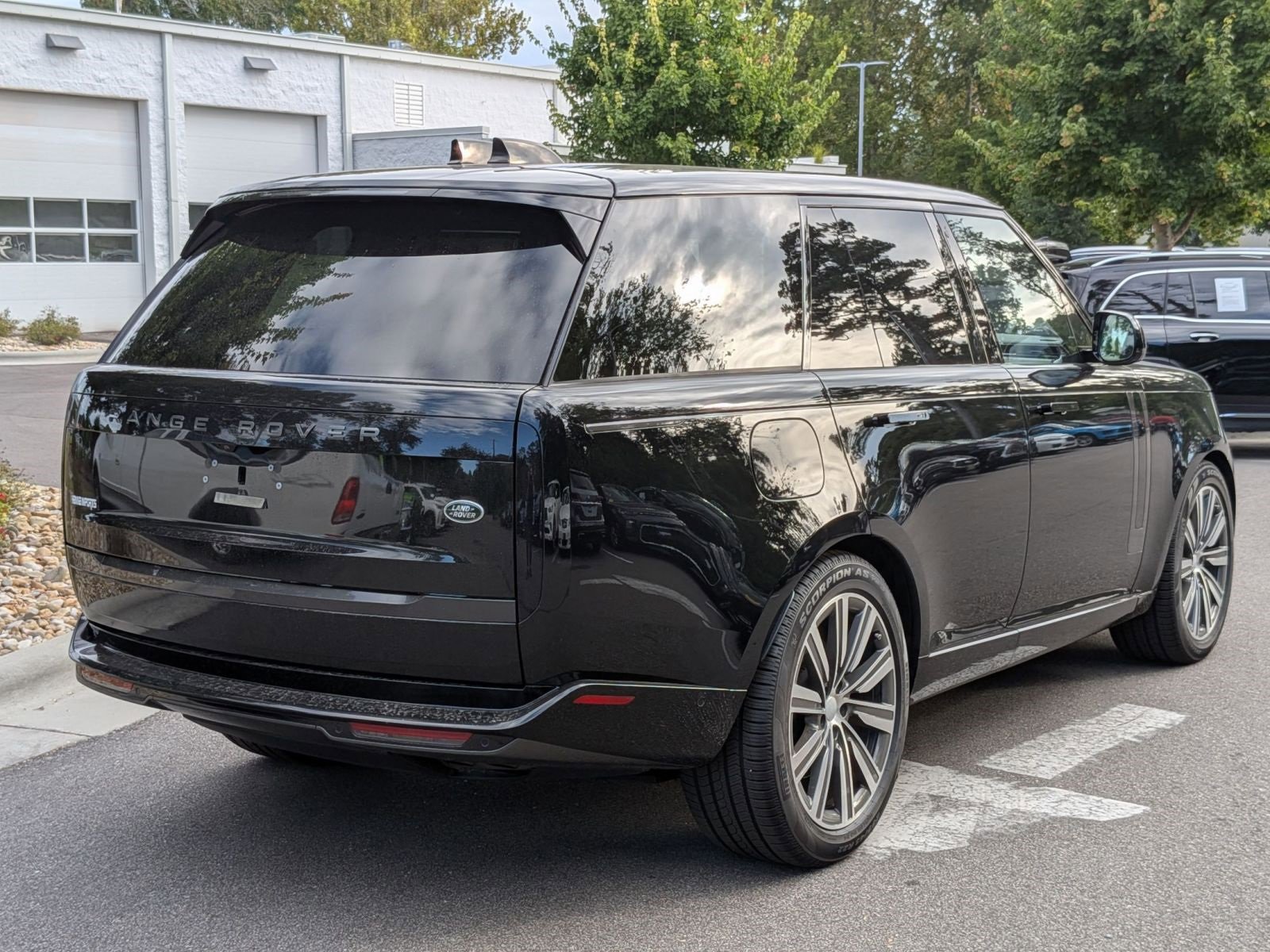 Used 2023 Land Rover Range Rover SE image 3