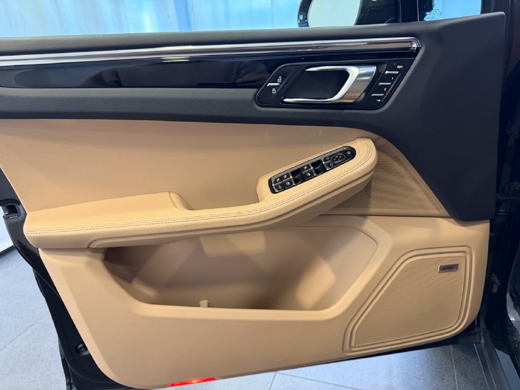 Certified 2024 Porsche Macan AWD/4WD image 15
