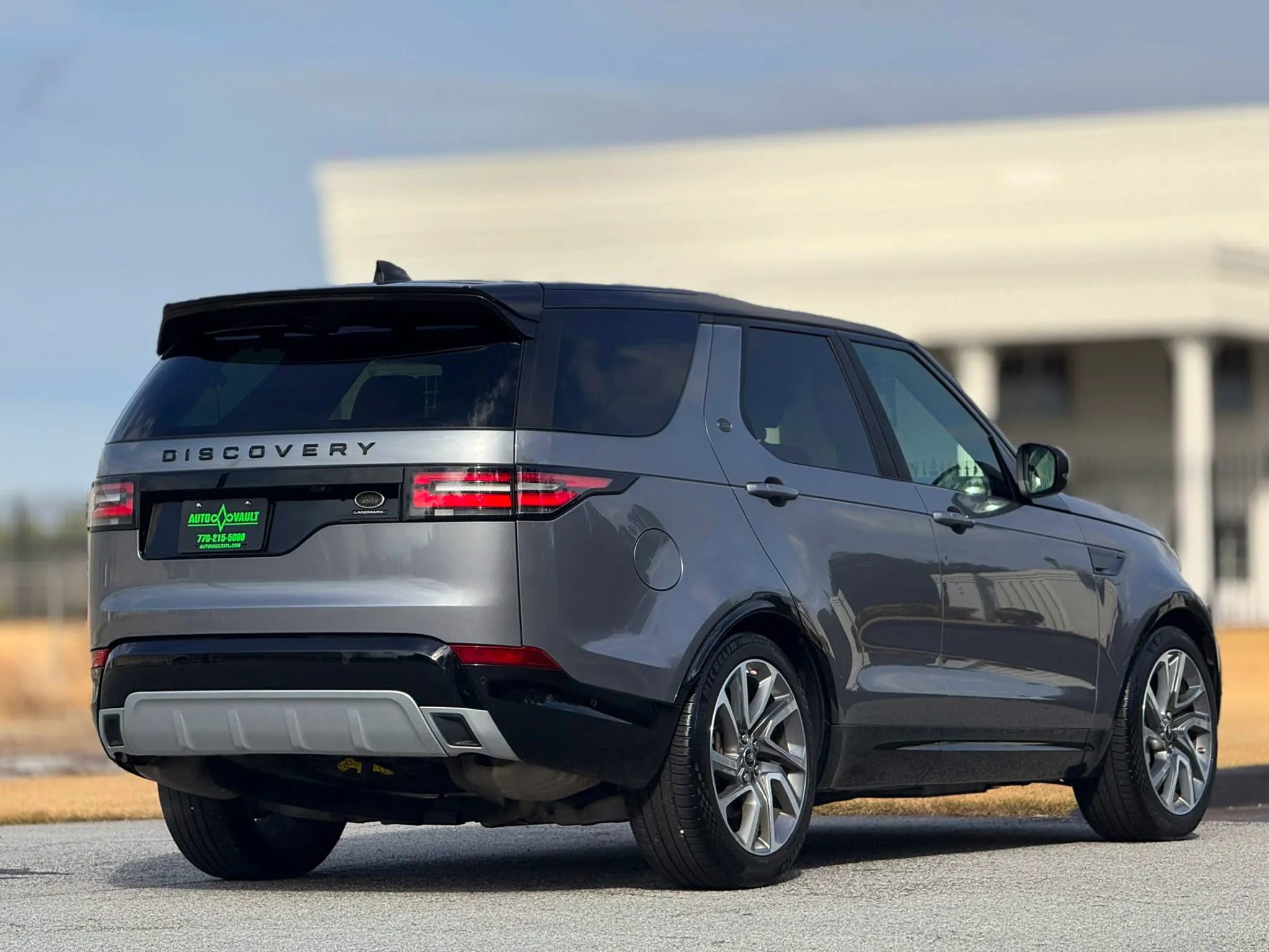 Used 2020 Land Rover Discovery Landmark image 12