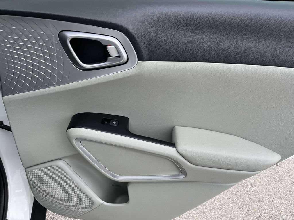 Used 2025 Kia Soul LX w/ LX Technology Package FWD image 8