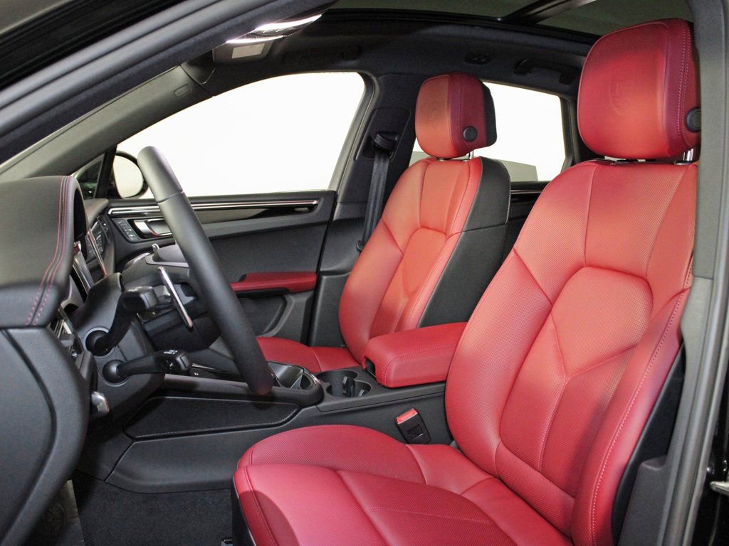 Certified 2026 Porsche Macan image 5