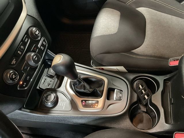 Used 2018 Jeep Cherokee Latitude w/ Cold Weather Group AWD/4WD image 16