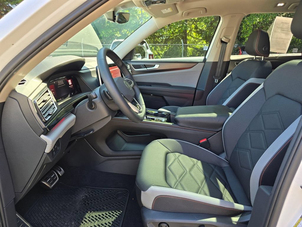 Used 2025 Volkswagen Atlas Peak Edition SE AWD/4WD image 8