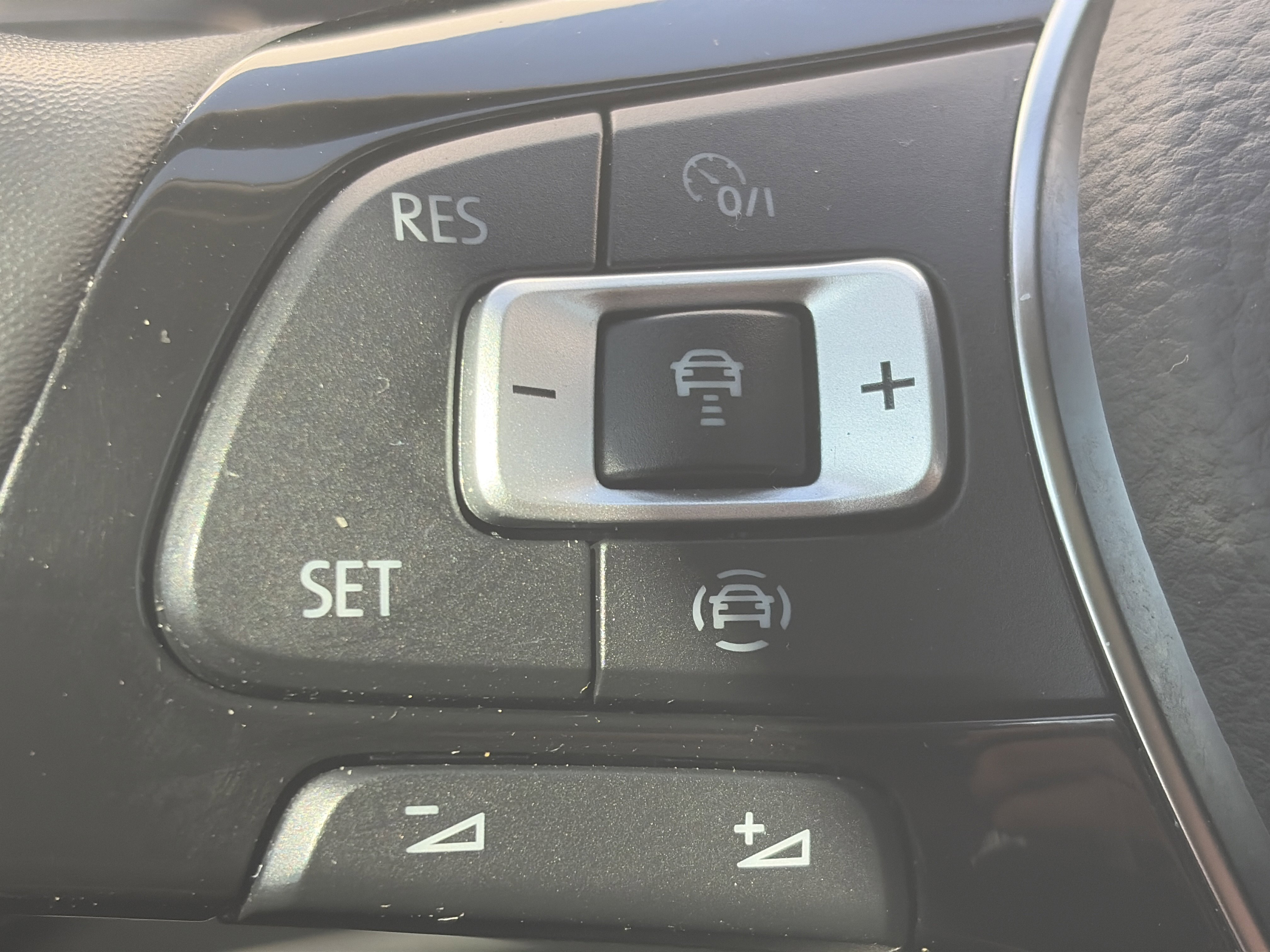 Used 2021 Volkswagen Tiguan SEL AWD/4WD image 17