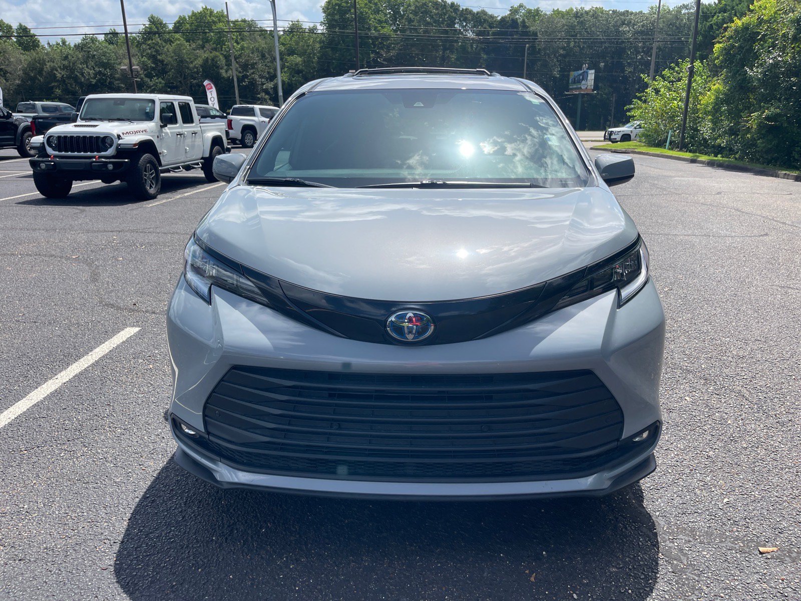 Used 2025 Toyota Sienna XLE Woodland Edition AWD/4WD image 2
