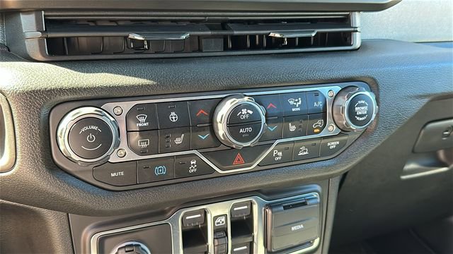 Used 2024 Jeep Wrangler Unlimited image 19
