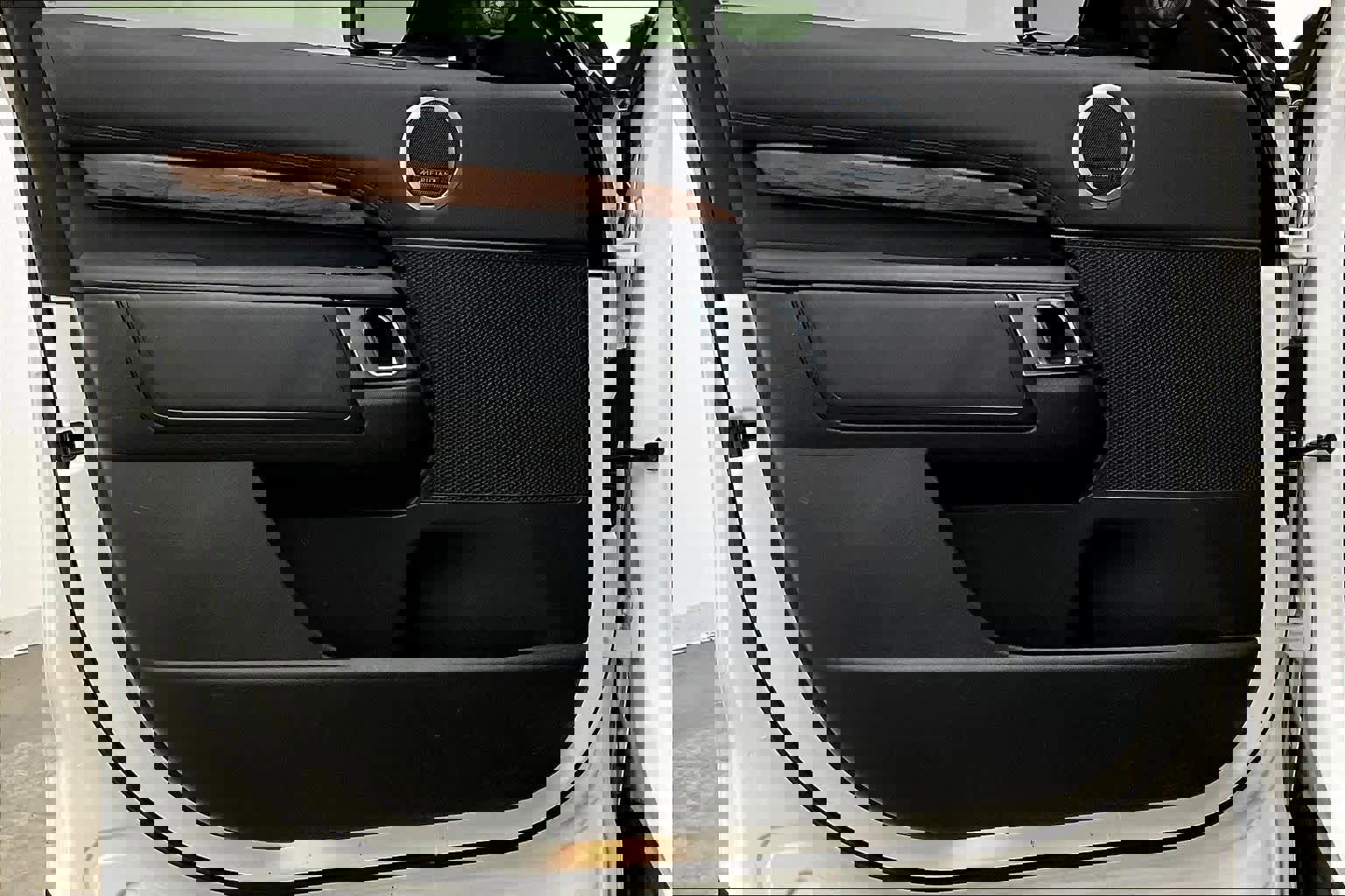 Used 2020 Land Rover Discovery HSE image 26