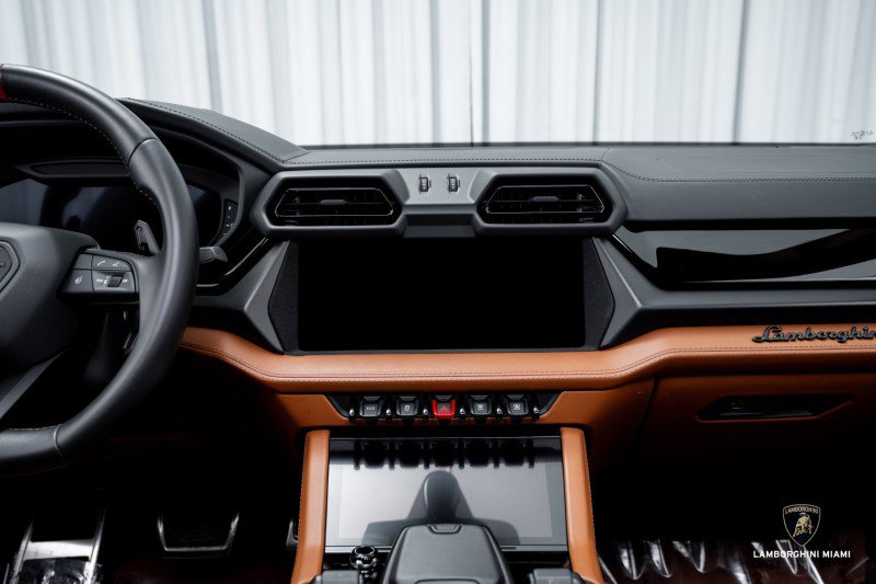 Used 2025 Lamborghini Urus SE image 34