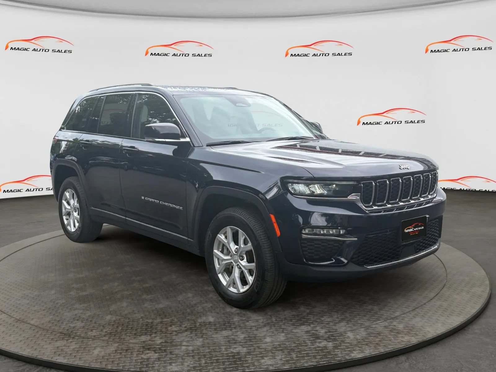 Used 2023 Jeep Grand Cherokee Limited AWD/4WD image 5