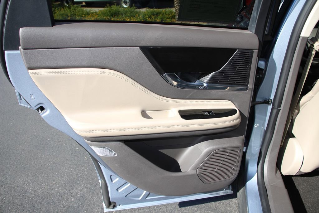 Certified 2022 Lincoln Corsair Reserve w/ Rear Removable Package Tray FWD image 16