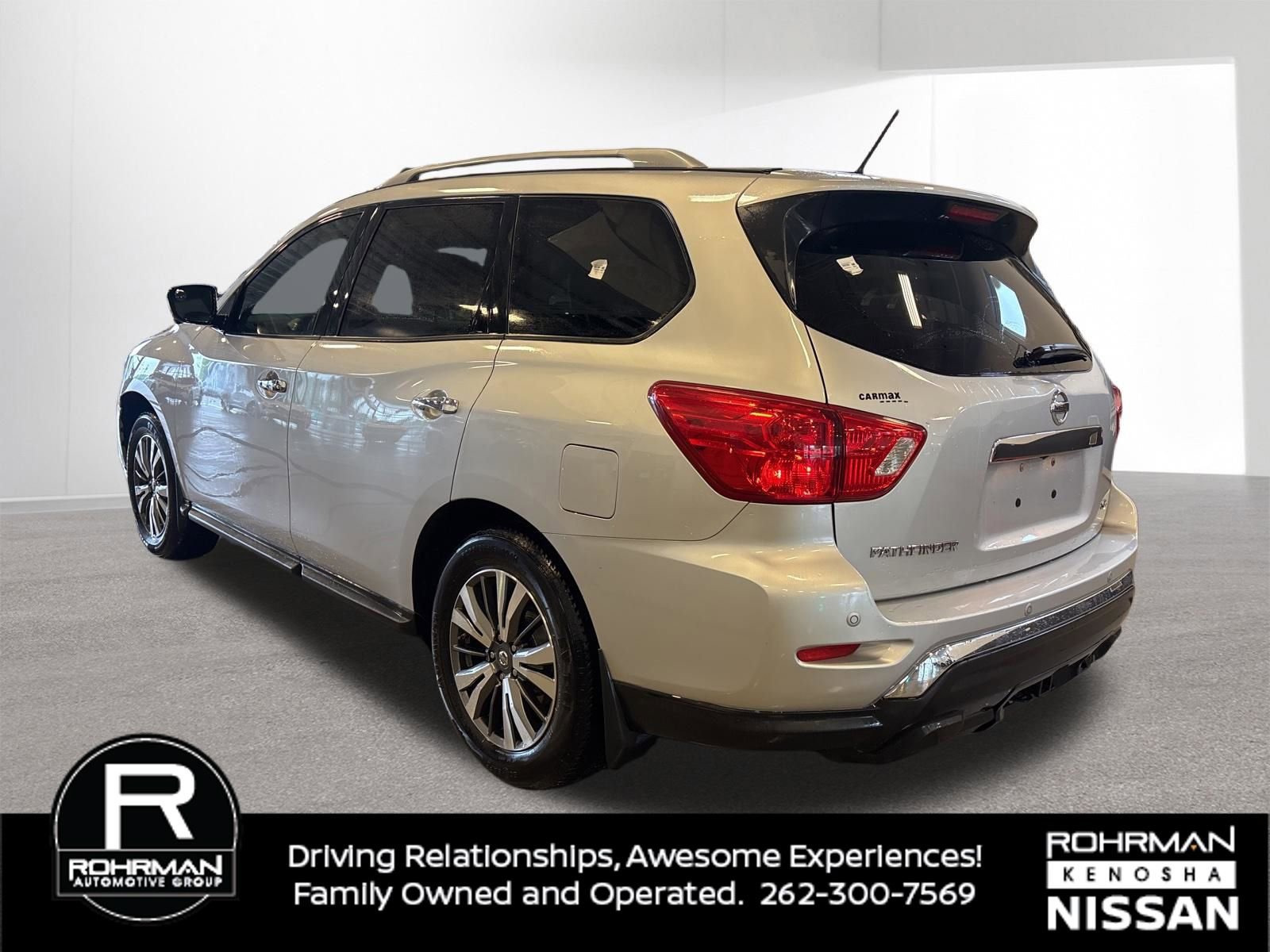 Used 2017 Nissan Pathfinder SL w/ SL Premium Package FWD image 3