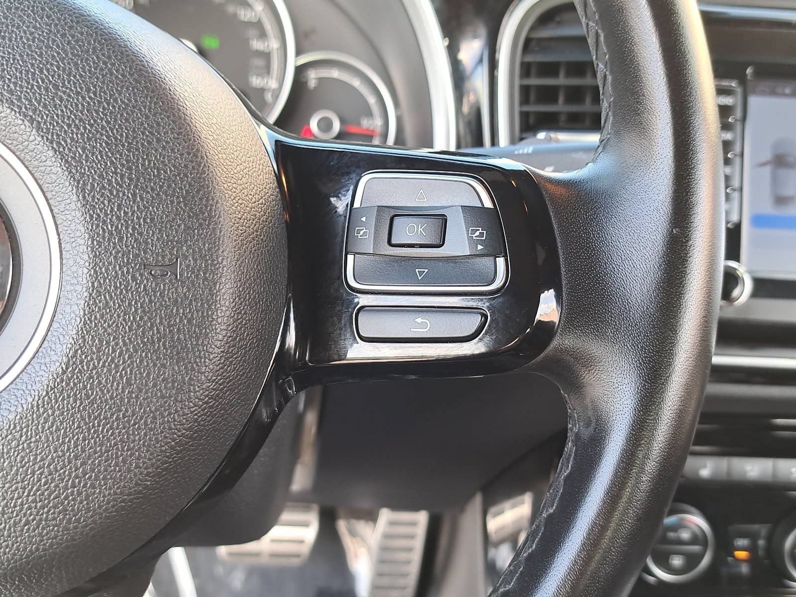 Used 2019 Volkswagen Beetle 2.0T Final Edition SEL FWD image 18