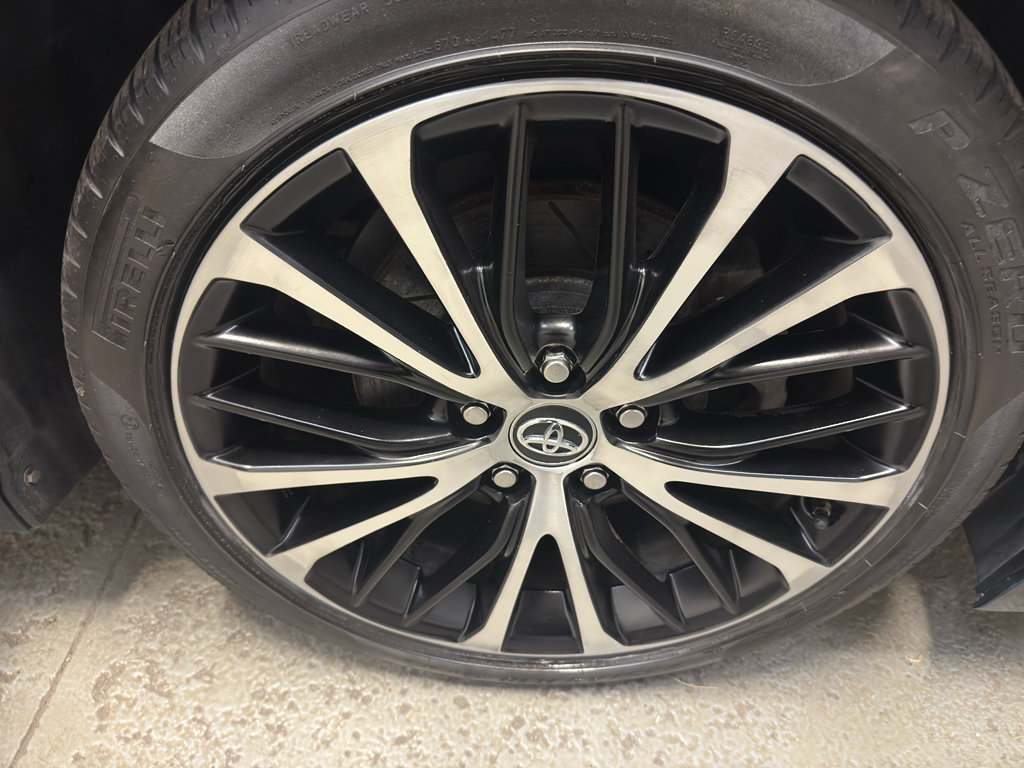 Used 2018 Toyota Camry SE w/ Moonroof Package FWD image 31