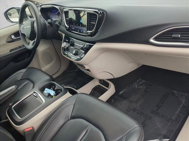 Used 2023 Chrysler Pacifica Touring-L image 21