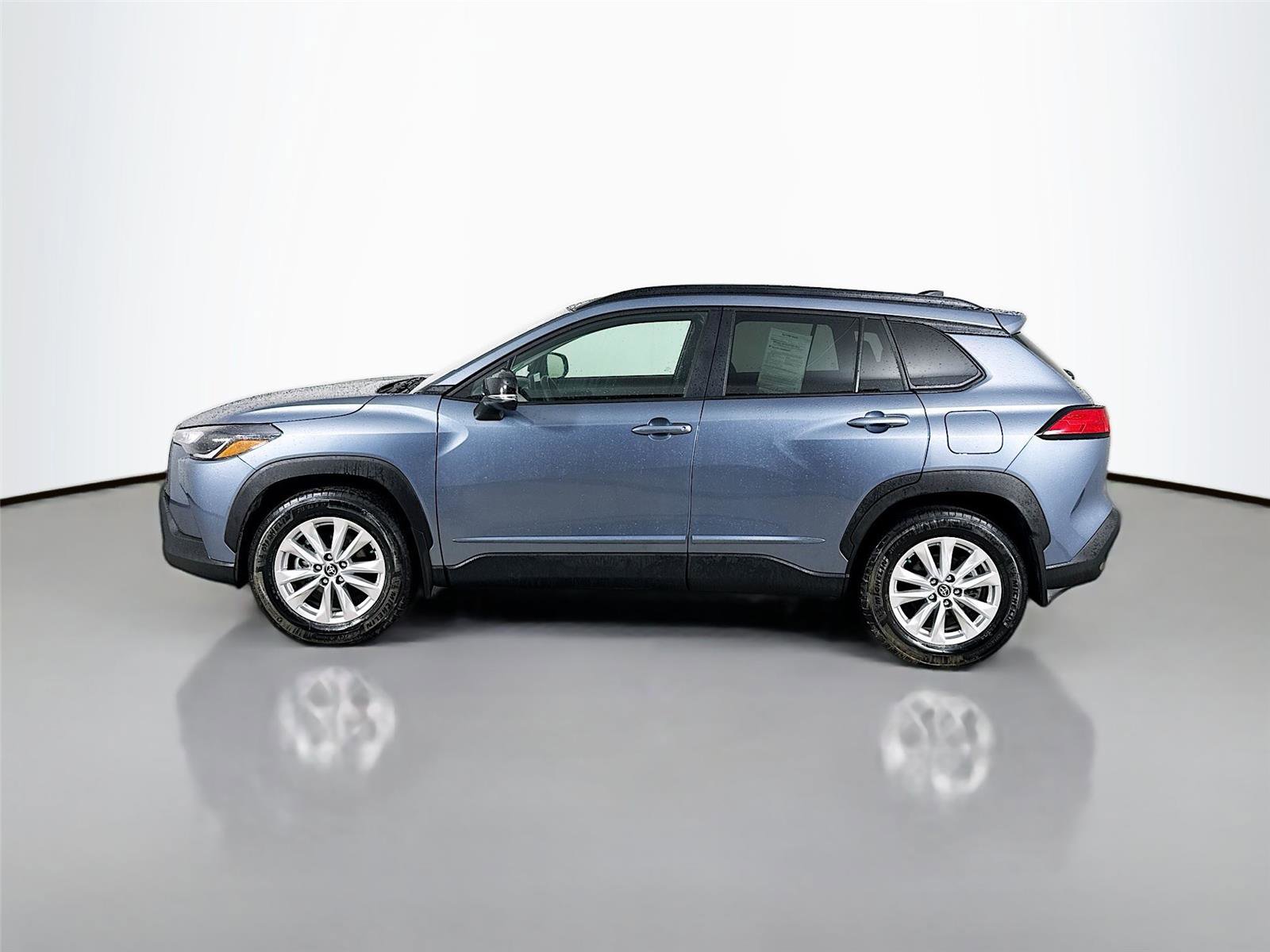 Used 2025 Toyota Corolla Cross LE w/ Moonroof Package AWD/4WD image 6