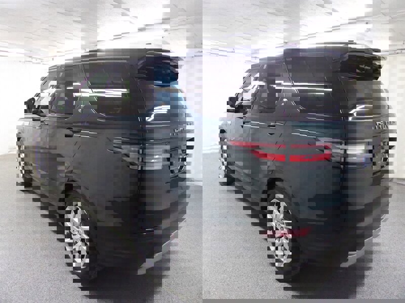 Used 2017 Land Rover Discovery HSE image 4