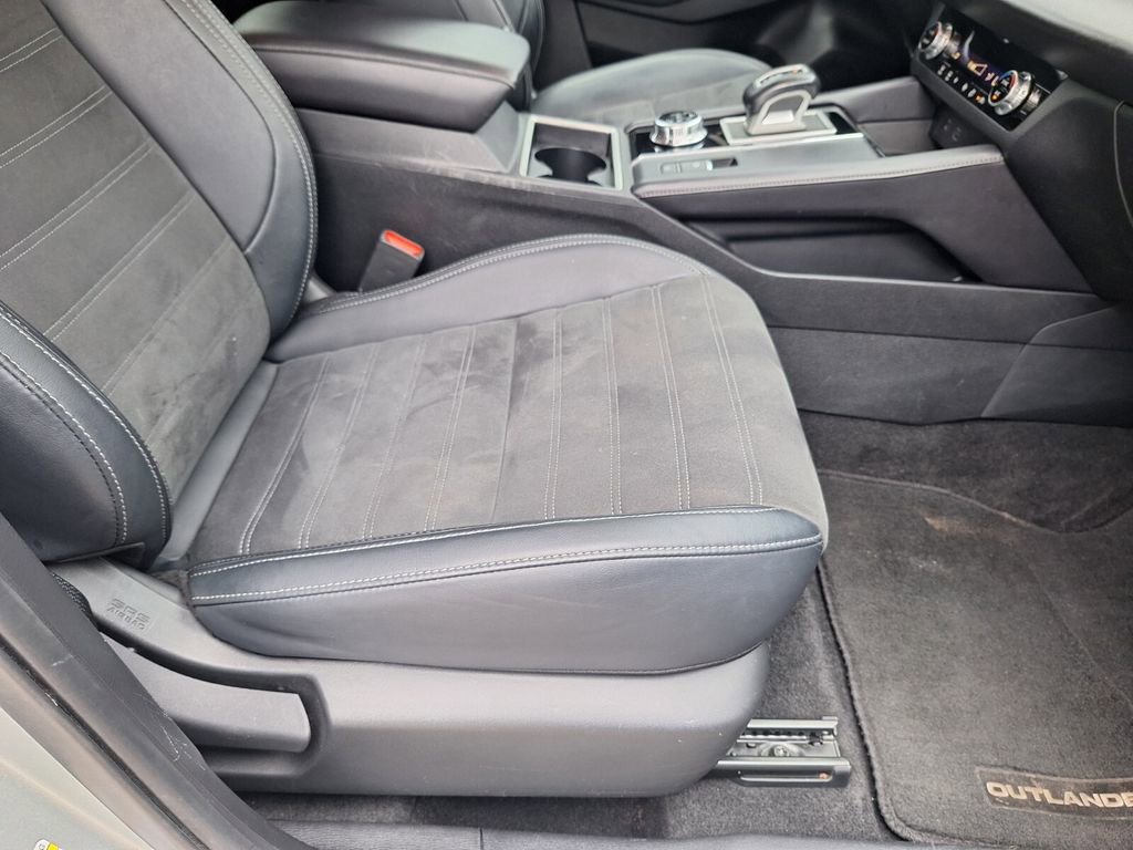 Used 2024 Mitsubishi Outlander SE Black Edition FWD image 30