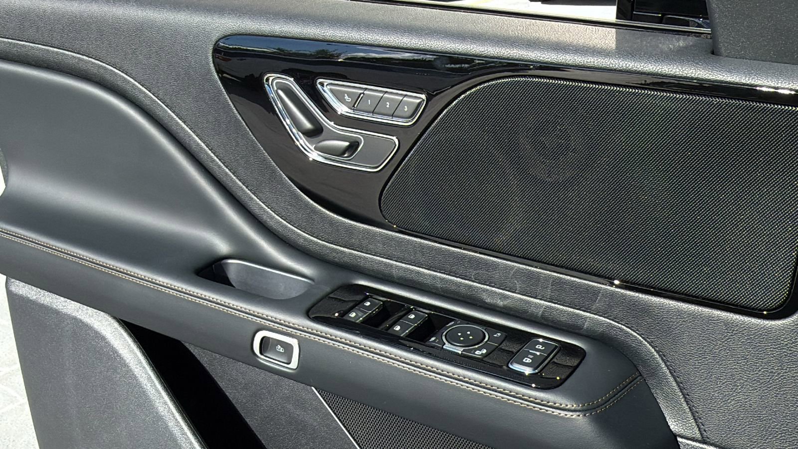 New 2026 Lincoln Aviator AWD image 30