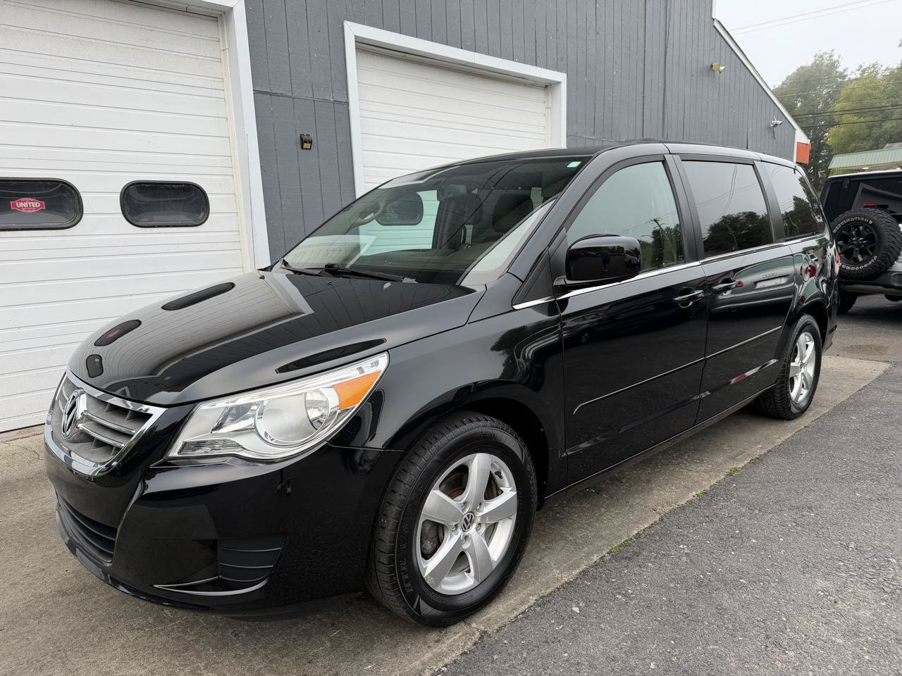 Used 2011 Volkswagen Routan SE FWD image 1