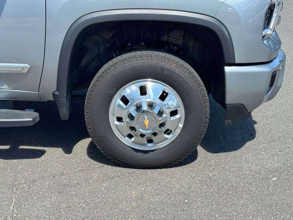Used 2025 Chevrolet Silverado 3500 High Country AWD/4WD image 9